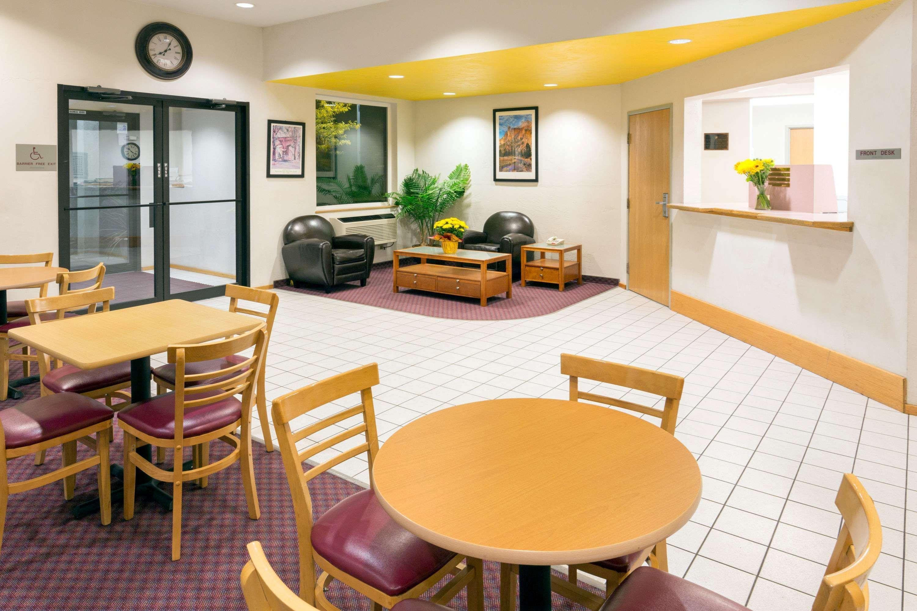 Super 8 By Wyndham Redmond Hotel Buitenkant foto