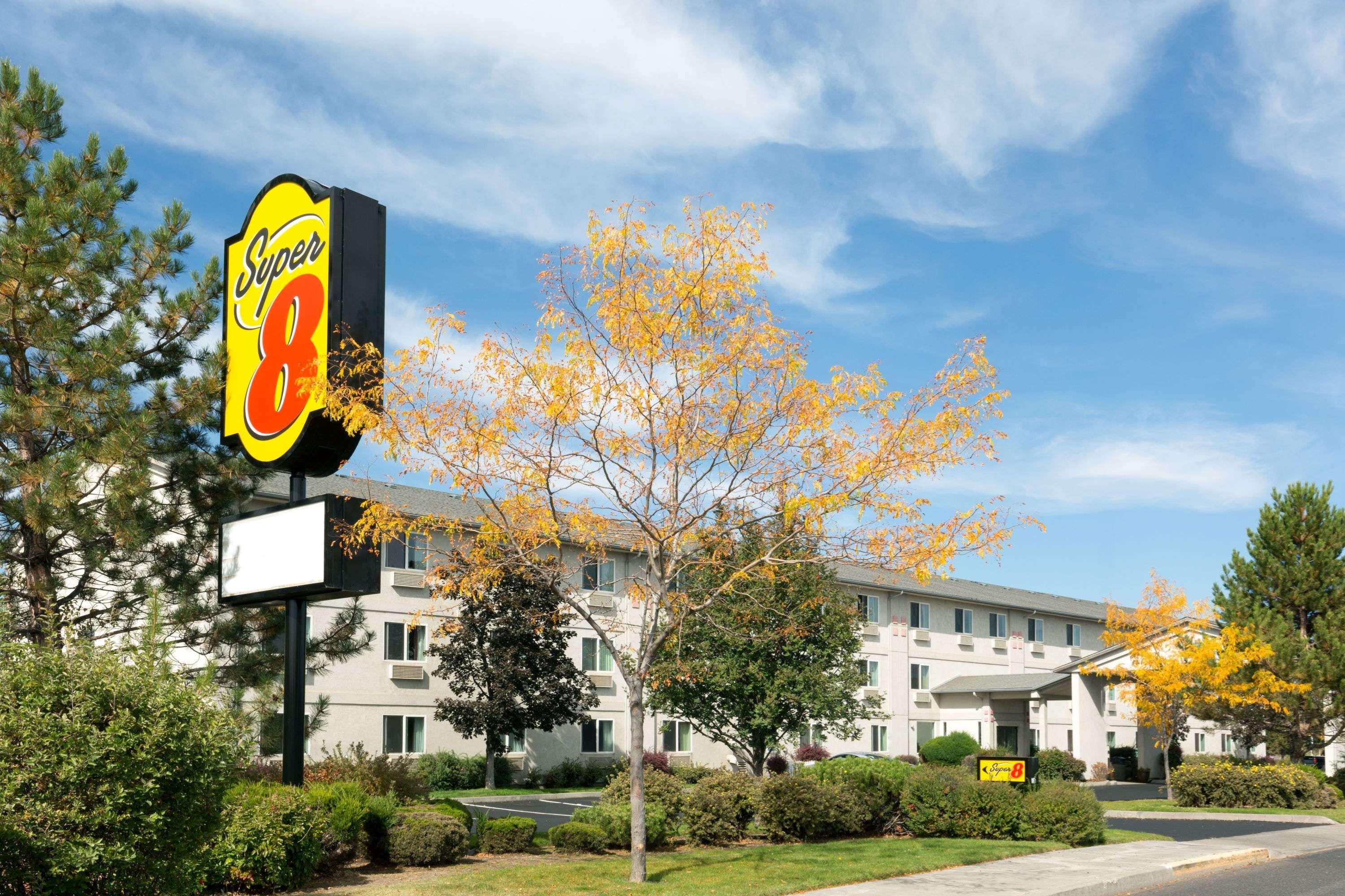 Super 8 By Wyndham Redmond Hotel Buitenkant foto